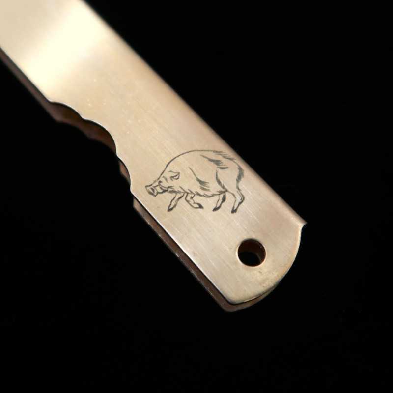 KANEKOMA Higonokami Lame Aogami, manche en laiton, série zodiaque – Sanglier (73 mm)