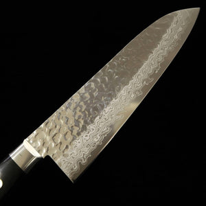 Miura Santoku acero inoxidable, damasco de 17 capas, acabado martillado, mango de laminado negro (180 mm)