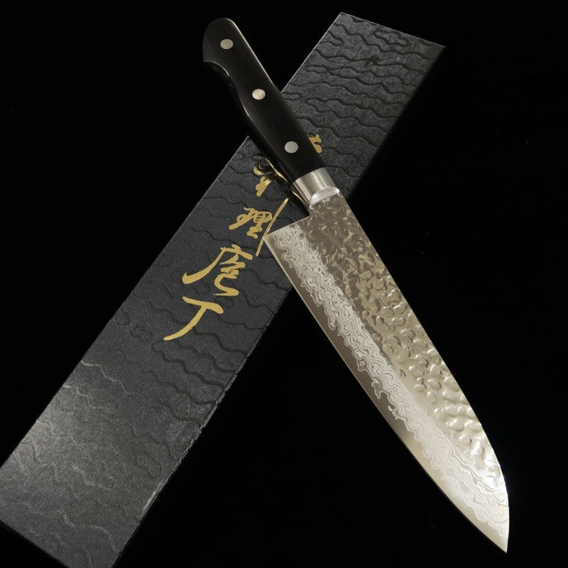 Miura Santoku acero inoxidable, damasco de 17 capas, acabado martillado, mango de laminado negro (180 mm)
