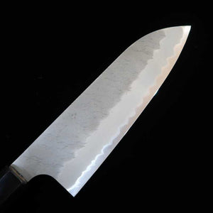Nigara Hamono Acier Bleu Super poli martelé Santoku manche en teck (180 mm)