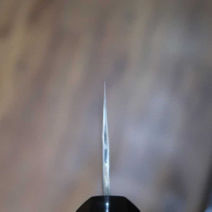 Nigara Hamono Acier Bleu Super poli martelé Santoku manche en teck (180 mm)