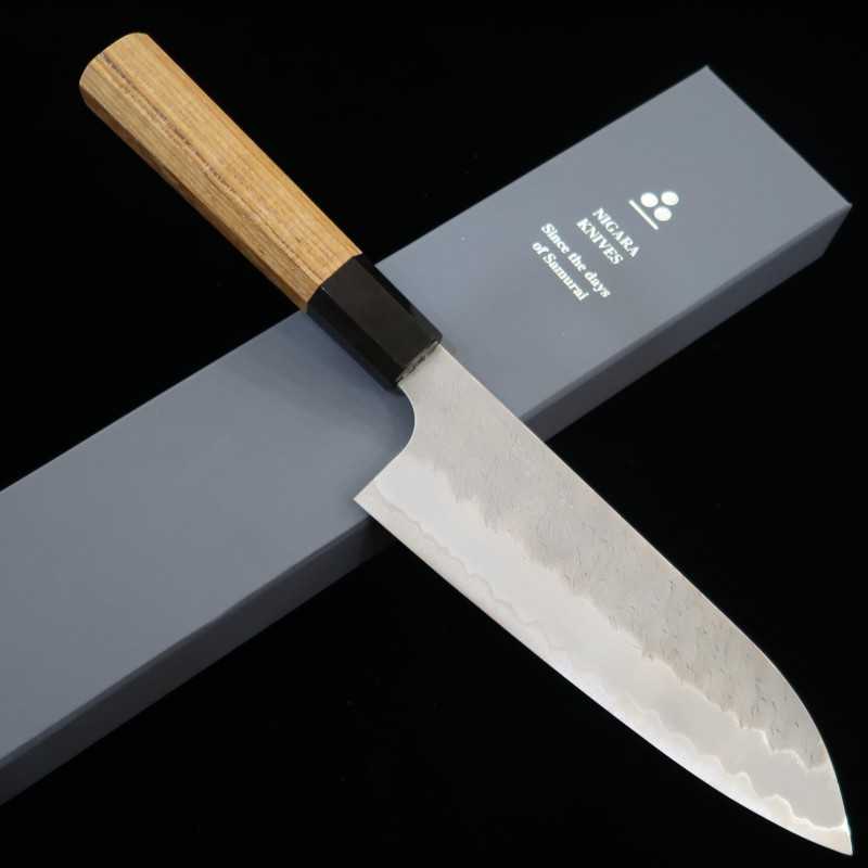 Nigara Hamono Acier Bleu Super poli martelé Santoku manche en teck (180 mm)