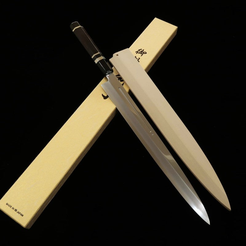 MIURA, Yanagiba, Gin-san n°3, avec rainure pour l'écoulement du sang, manche en ébène avec bagues argentées, fourreau en magnolia (330 mm)