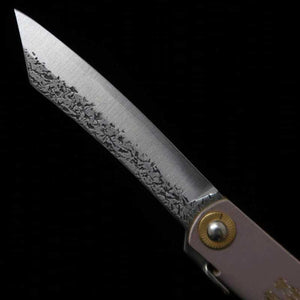 Nagao Kanekoma HIGONOKAMI Higonokami VG10 finition martelée, manche en cuir gris (72mm)