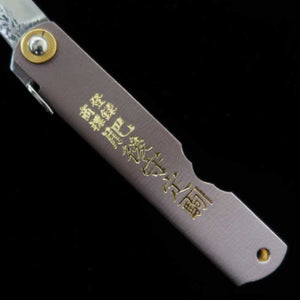 Nagao Kanekoma HIGONOKAMI Higonokami VG10 finition martelée, manche en cuir gris (72mm)