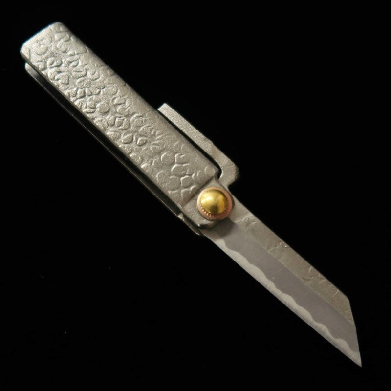 Tomita, petit couteau Higo, fer doux forgé, finition martelée, type couteau, petite taille, boîte en paulownia (42 mm)