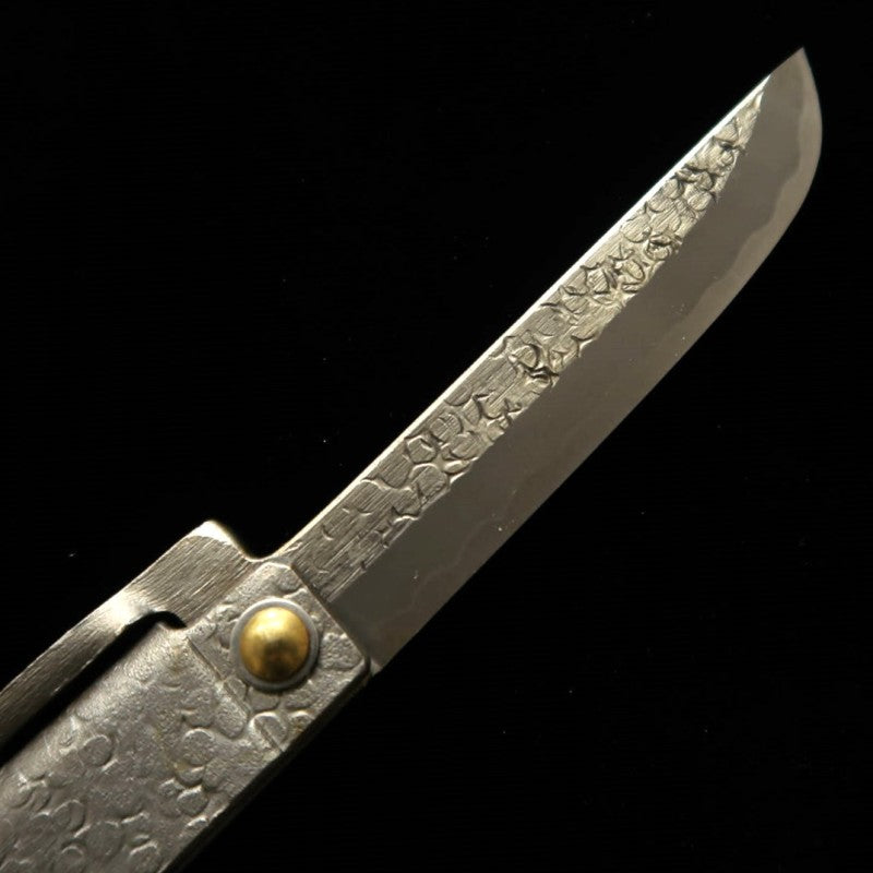 Tomita Fabrication Petit couteau Higo Fer ultra-doux forgé Lame à motif martelé en acier blanc avec boîte en paulownia et pochette de rangement (75mm)