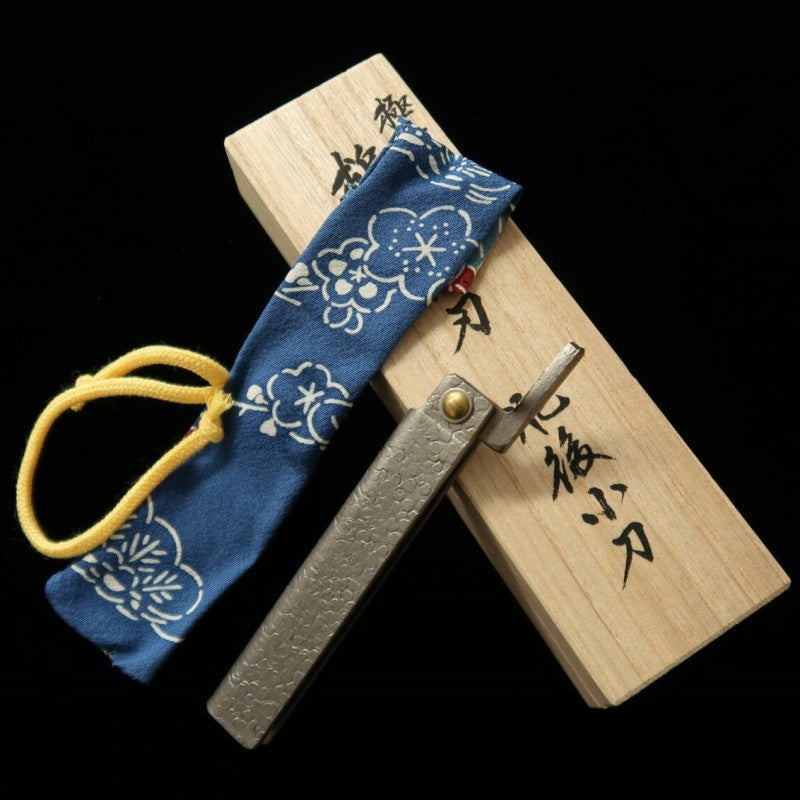 Tomita Fabrication Petit couteau Higo Fer ultra-doux forgé Lame à motif martelé en acier blanc avec boîte en paulownia et pochette de rangement (75mm)