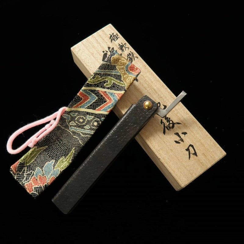 TOMITA Higonokogatana fer doux forgé, grande lame type sabre martelé, finition noire, avec boîte en paulownia et pochette de rangement (95 mm)