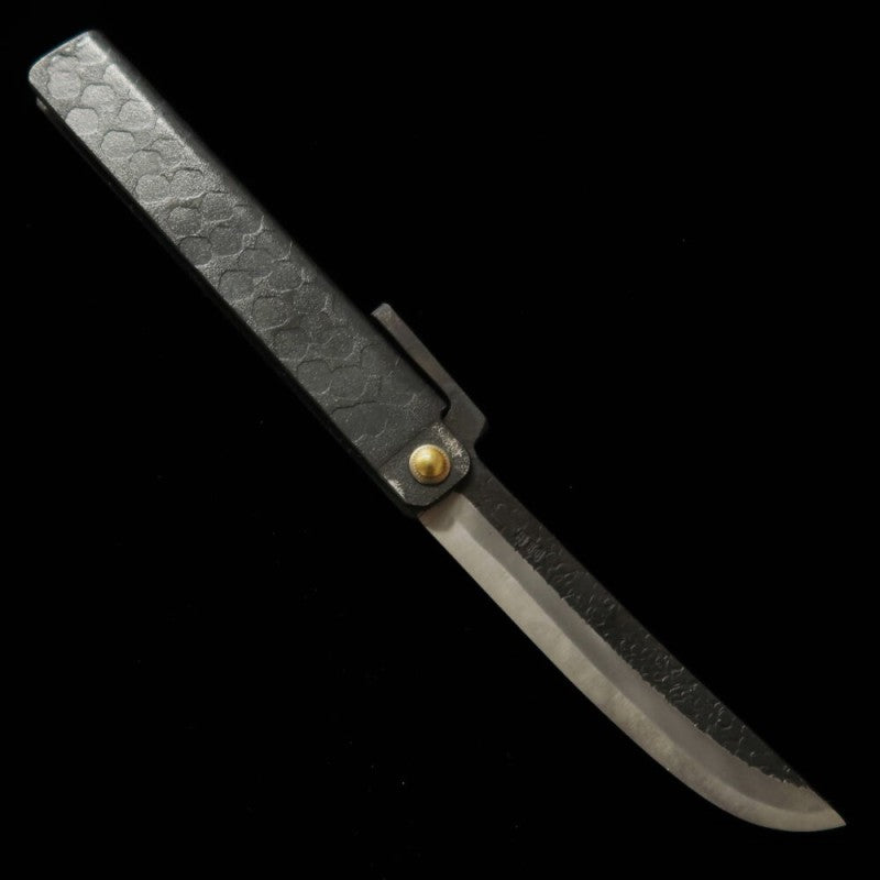 Tomita Higo no Kami, acier fer doux forgé, grande lame style épée martelée, finition kuro-uchi, avec coffret en paulownia et pochette de rangement (90 mm)